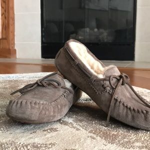 UGG Women's Dakota Slipper Sheepskin In Espresso